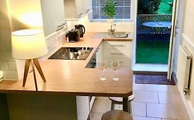 Cosy Coach House Garden Apartment By The Sea, Own Entrance Door, Garden Terrace With Exclusive Rear Door Access & Free Reserved Parking Space Only 2 Mtrs From Your Apt Door! Early Checkin From 3Pm And Late Check Out Till 11Am Available!