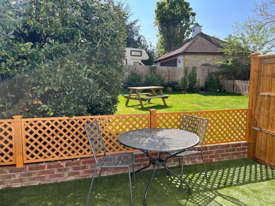 Cosy Coach House Garden Apartment By The Sea, Own Entrance Door, Garden Terrace With Exclusive Rear Door Access & Free Reserved Parking Space Only 2 Mtrs From Your Apt Door! Early Checkin From 3Pm And Late Check Out Till 11Am Available! Broadstairs Exterior photo