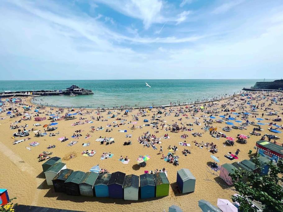 Cosy Coach House Garden Apartment By The Sea, Own Entrance Door, Garden Terrace With Exclusive Rear Door Access & Free Reserved Parking Space Only 2 Mtrs From Your Apt Door! Early Checkin From 3Pm And Late Check Out Till 11Am Available! Broadstairs Exterior photo