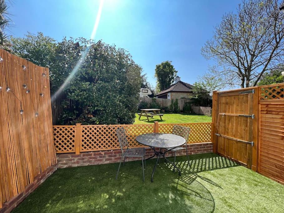 Cosy Coach House Garden Apartment By The Sea, Own Entrance Door, Garden Terrace With Exclusive Rear Door Access & Free Reserved Parking Space Only 2 Mtrs From Your Apt Door! Early Checkin From 3Pm And Late Check Out Till 11Am Available! Broadstairs Exterior photo