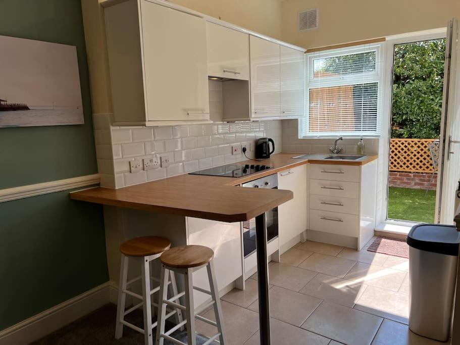 Cosy Coach House Garden Apartment By The Sea, Own Entrance Door, Garden Terrace With Exclusive Rear Door Access & Free Reserved Parking Space Only 2 Mtrs From Your Apt Door! Early Checkin From 3Pm And Late Check Out Till 11Am Available! Broadstairs Exterior photo