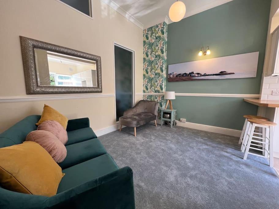 Cosy Coach House Garden Apartment By The Sea, Own Entrance Door, Garden Terrace With Exclusive Rear Door Access & Free Reserved Parking Space Only 2 Mtrs From Your Apt Door! Early Checkin From 3Pm And Late Check Out Till 11Am Available! Broadstairs Exterior photo