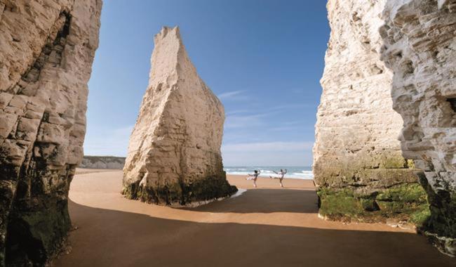 Cosy Coach House Garden Apartment By The Sea, Own Entrance Door, Garden Terrace With Exclusive Rear Door Access & Free Reserved Parking Space Only 2 Mtrs From Your Apt Door! Early Checkin From 3Pm And Late Check Out Till 11Am Available! Broadstairs Exterior photo