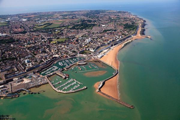Cosy Coach House Garden Apartment By The Sea, Own Entrance Door, Garden Terrace With Exclusive Rear Door Access & Free Reserved Parking Space Only 2 Mtrs From Your Apt Door! Early Checkin From 3Pm And Late Check Out Till 11Am Available! Broadstairs Exterior photo