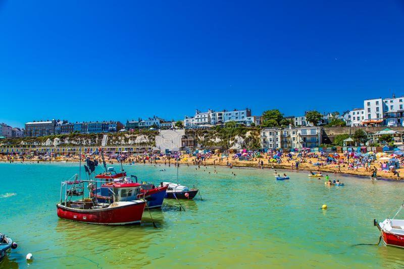 Cosy Coach House Garden Apartment By The Sea, Own Entrance Door, Garden Terrace With Exclusive Rear Door Access & Free Reserved Parking Space Only 2 Mtrs From Your Apt Door! Early Checkin From 3Pm And Late Check Out Till 11Am Available! Broadstairs Exterior photo