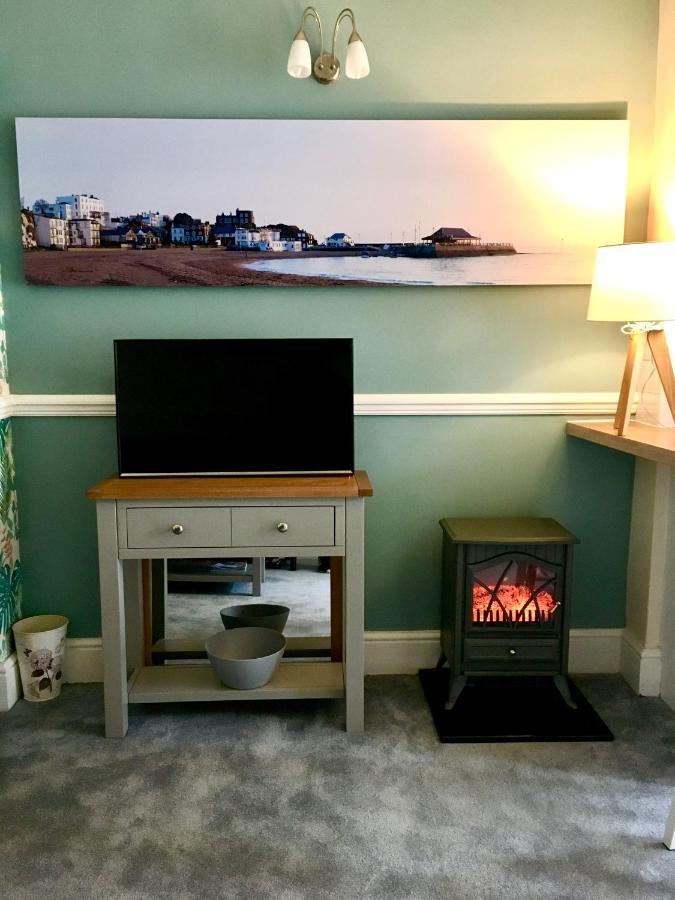 Cosy Coach House Garden Apartment By The Sea, Own Entrance Door, Garden Terrace With Exclusive Rear Door Access & Free Reserved Parking Space Only 2 Mtrs From Your Apt Door! Early Checkin From 3Pm And Late Check Out Till 11Am Available! Broadstairs Exterior photo